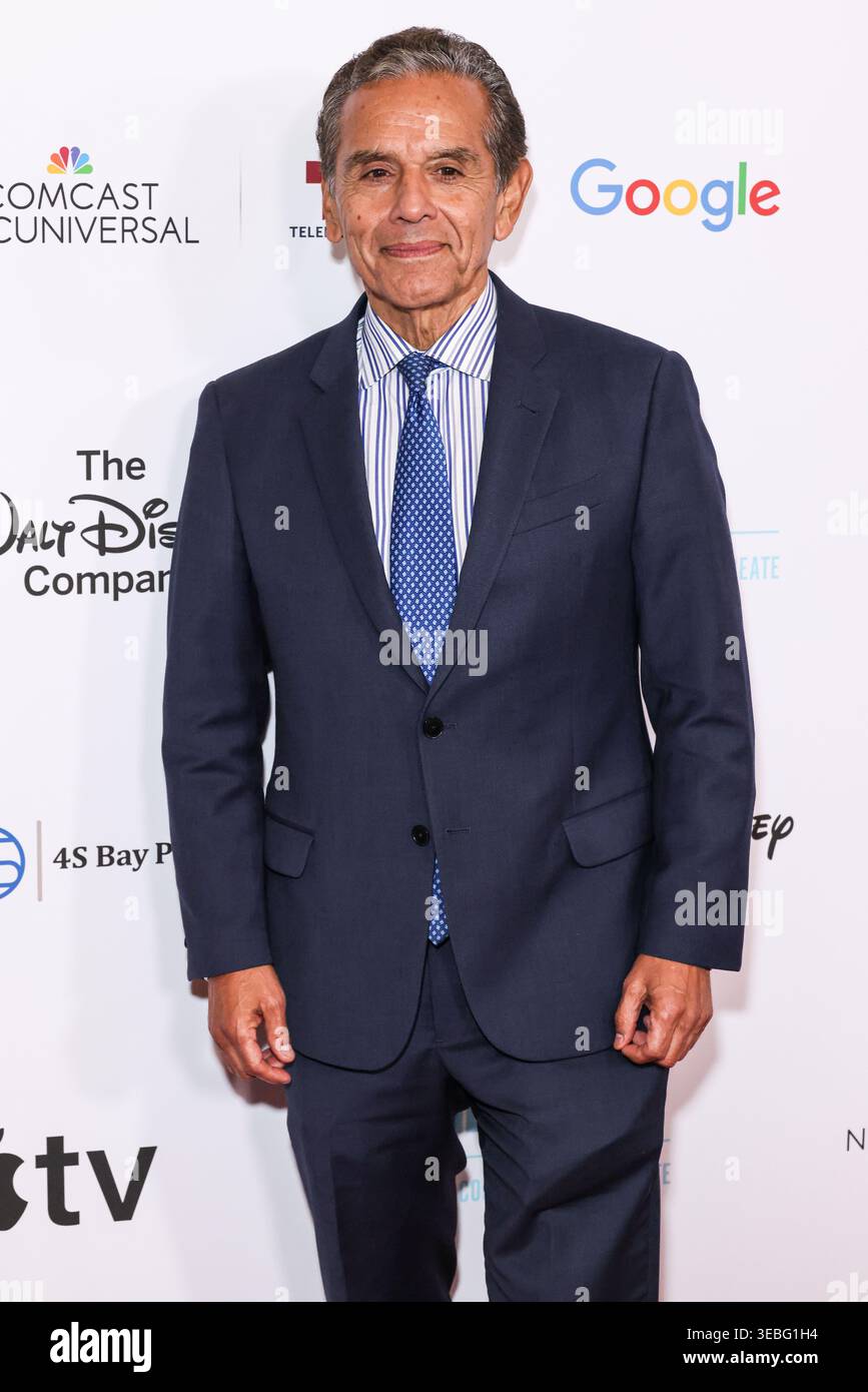 BEVERLY HILLS, LOS ANGELES, CALIFORNIA, Stati Uniti d'America - 24 APRILE: Il 41° sindaco di Los Angeles Antonio Villaraigosa arriva al Galà di Impact Award 2026 della National Hispanic Media Coalition tenutosi al Beverly Hilton Hotel il 24 aprile 2026 a Beverly Hills, Los Angeles, California, Stati Uniti. (Foto di Xavier Collin/Image Press Agency) Foto Stock