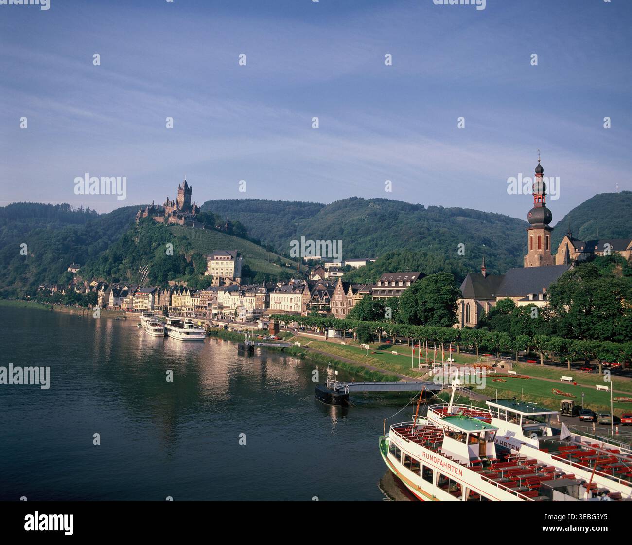 Germania. Renania. Vista sul fiume Cochem e Mosella con le barche. Foto Stock