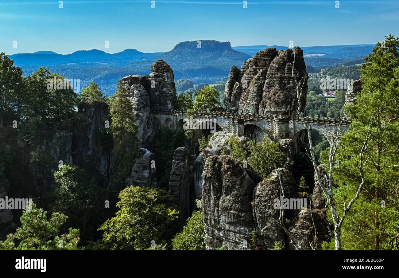 La famosa località turistica tedesca Bastei nella Svizzera sassone - Immagine stock catturata con smartphone