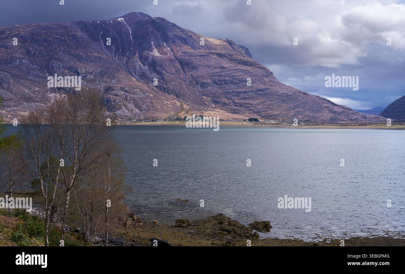 La catena montuosa di Liathach domina il villaggio di Torridon sulla costa del Loch Torridon superiore Foto Stock