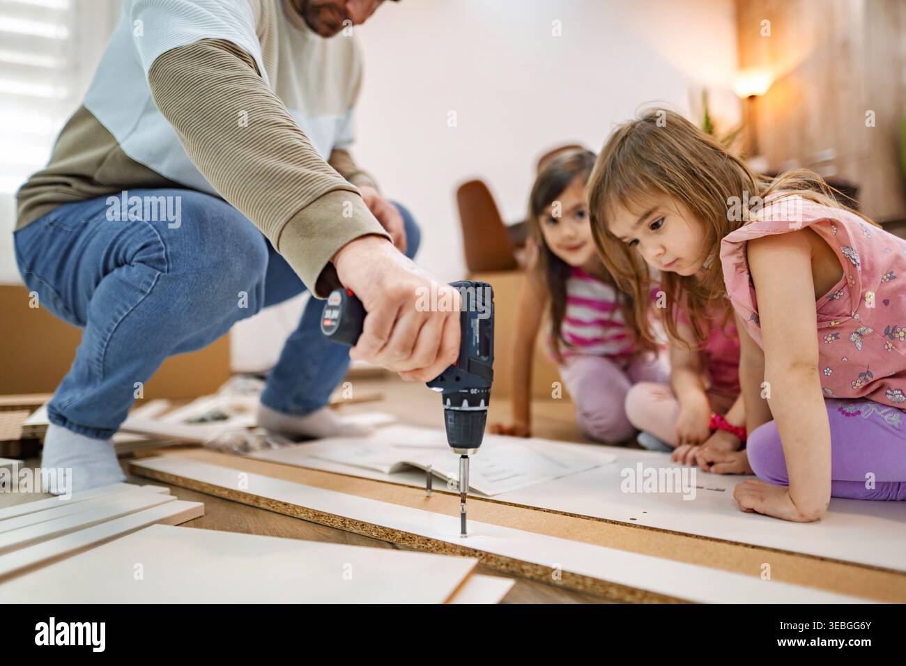 Costruisci ricordi insieme durante un divertente pomeriggio fai da te a casa Foto Stock
