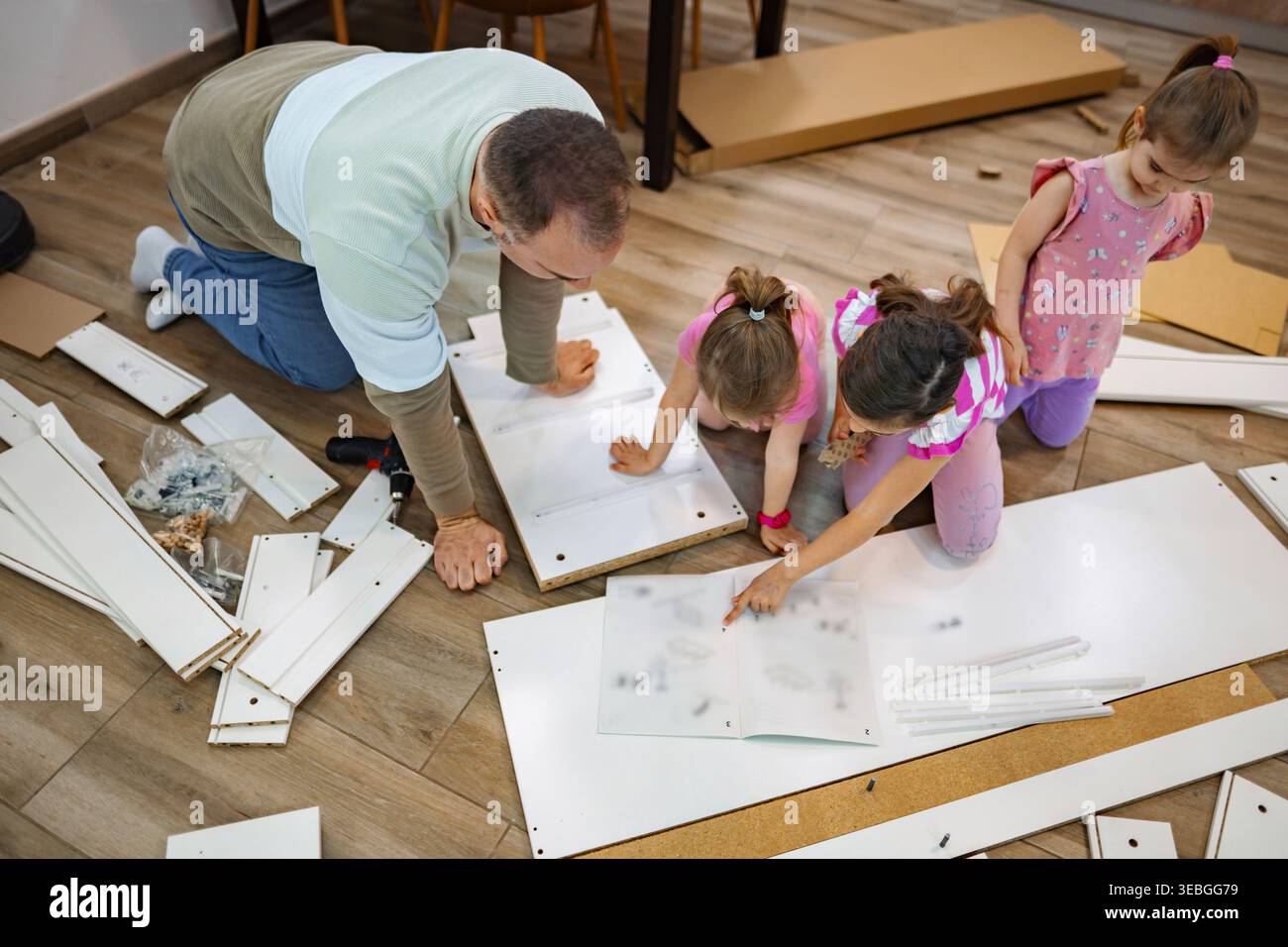 Costruisci ricordi assemblando mobili con i bambini Foto Stock