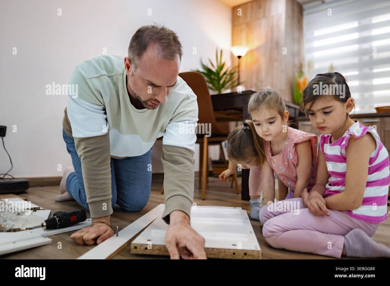 Coinvolgere i bambini in progetti di miglioramento della casa durante il fine settimana Foto Stock