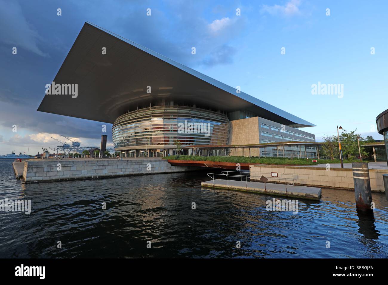 Teatro dell'Opera di Copenaghen, Operaen on Holmen, progettato da Henning Larsen, visto dal lungomare del porto in Danimarca. Foto Stock