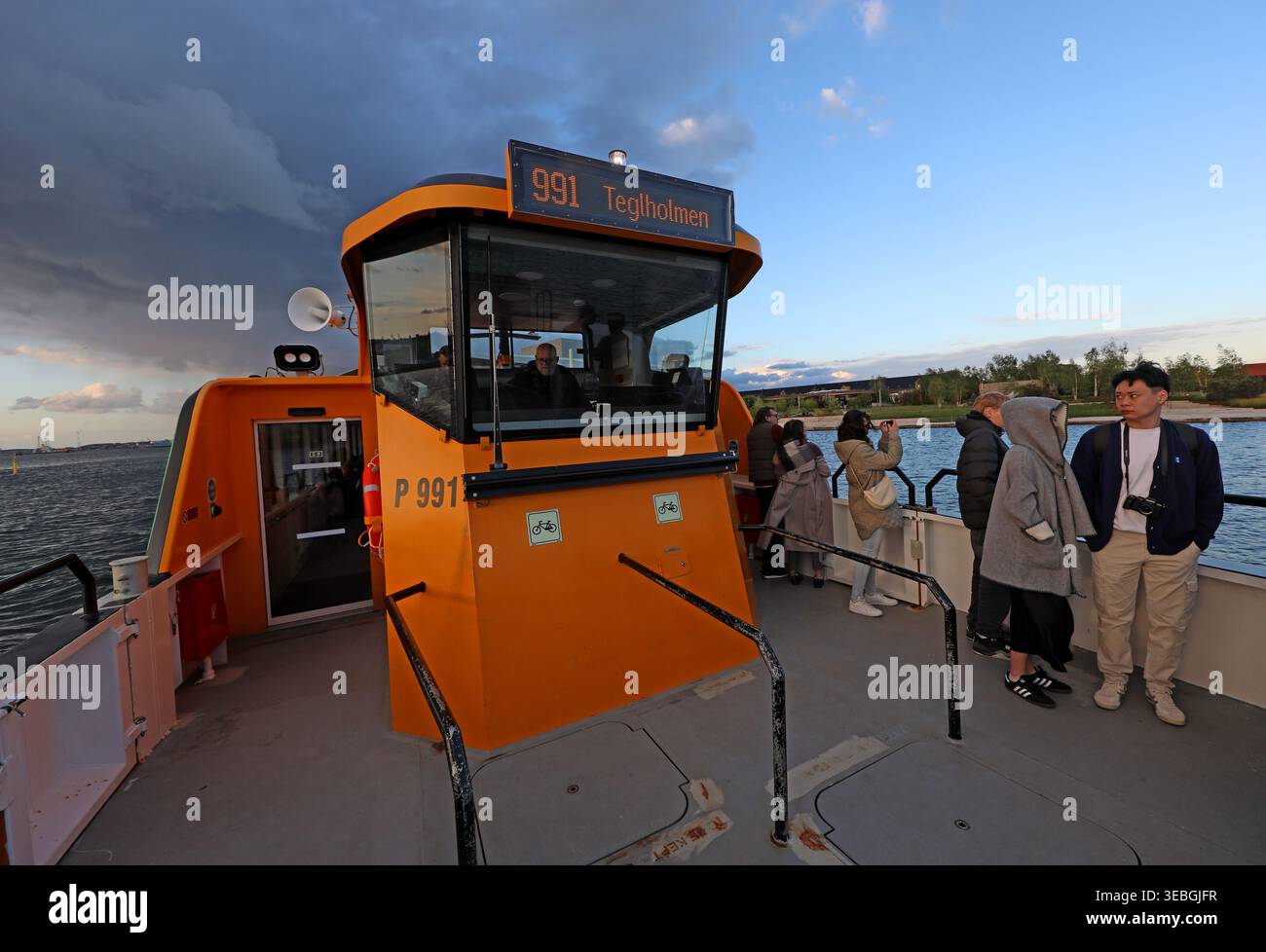 Autobus del porto di Copenaghen 991 in battello per i trasporti pubblici a Teglholmen con passeggeri a bordo nella capitale danese. Foto Stock