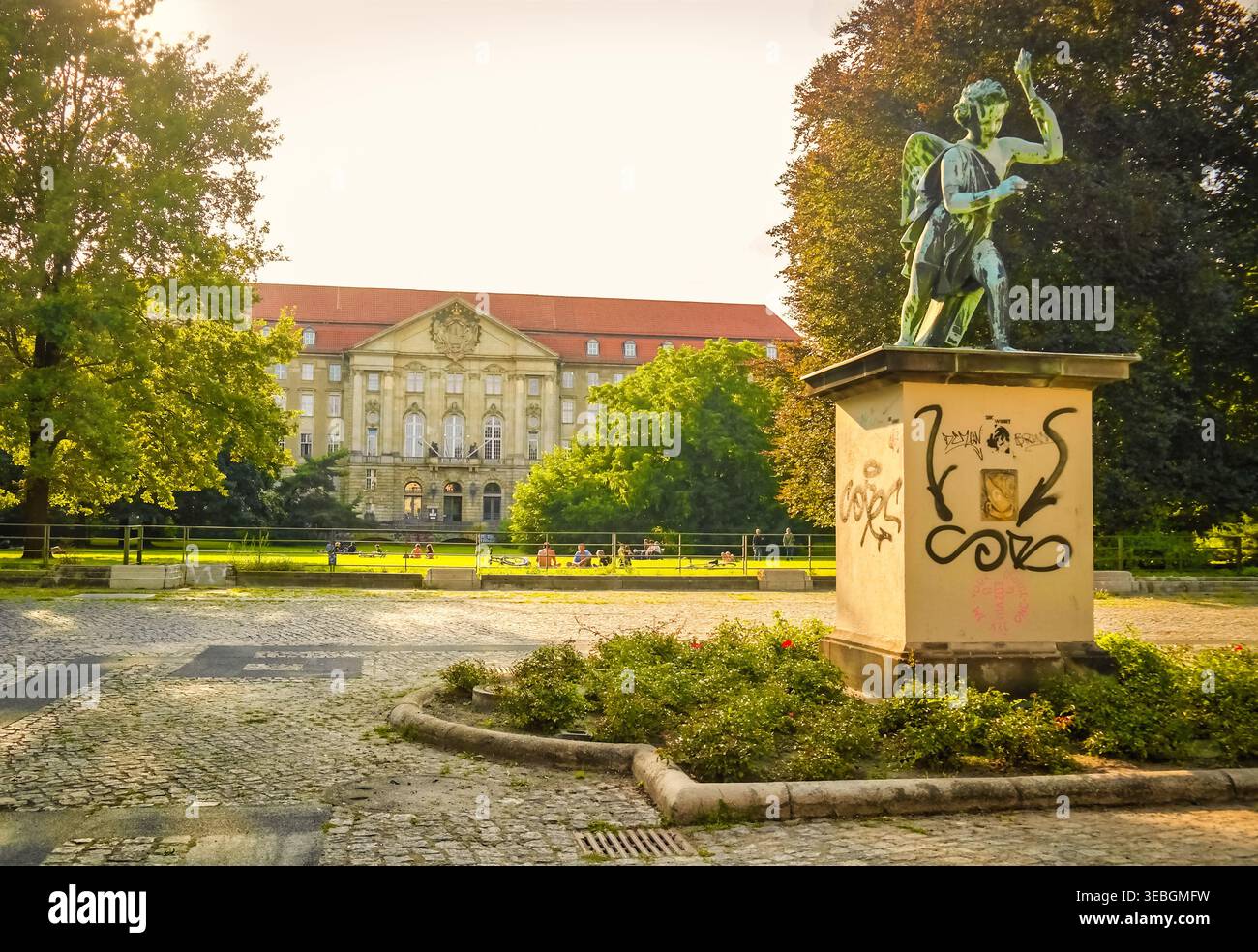 Kleistpark, angelo di bronzo, piedistallo per graffiti, Volksgerichtshof, Allied Control Council, Berlino, Germania Foto Stock