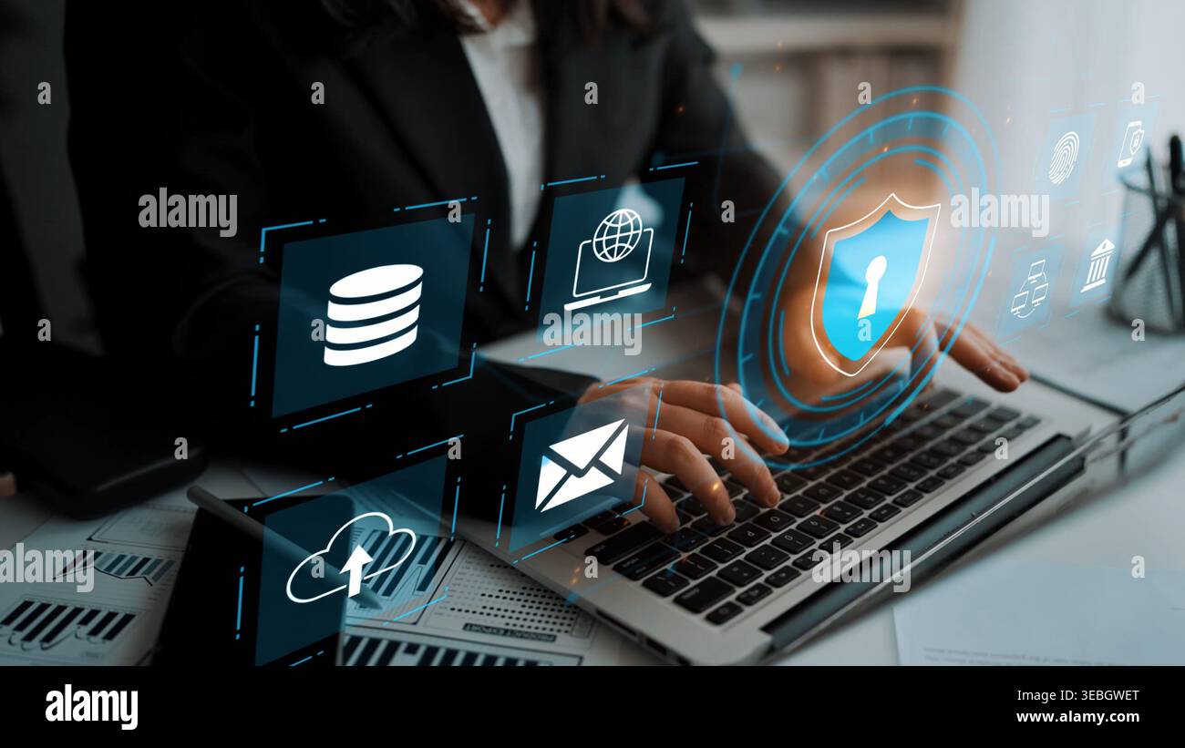 Donna d'affari moderna che utilizza notebook con icone di sicurezza informatica, sicurezza digitale, protezione dei dati e concetto di tecnologia cloud in ambiente d'ufficio Foto Stock