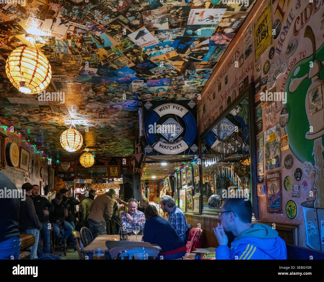 Pebbles Tavern Wachet - vista interna del bar - Market Street, Watchet, Somerset, Inghilterra, Regno Unito Foto Stock