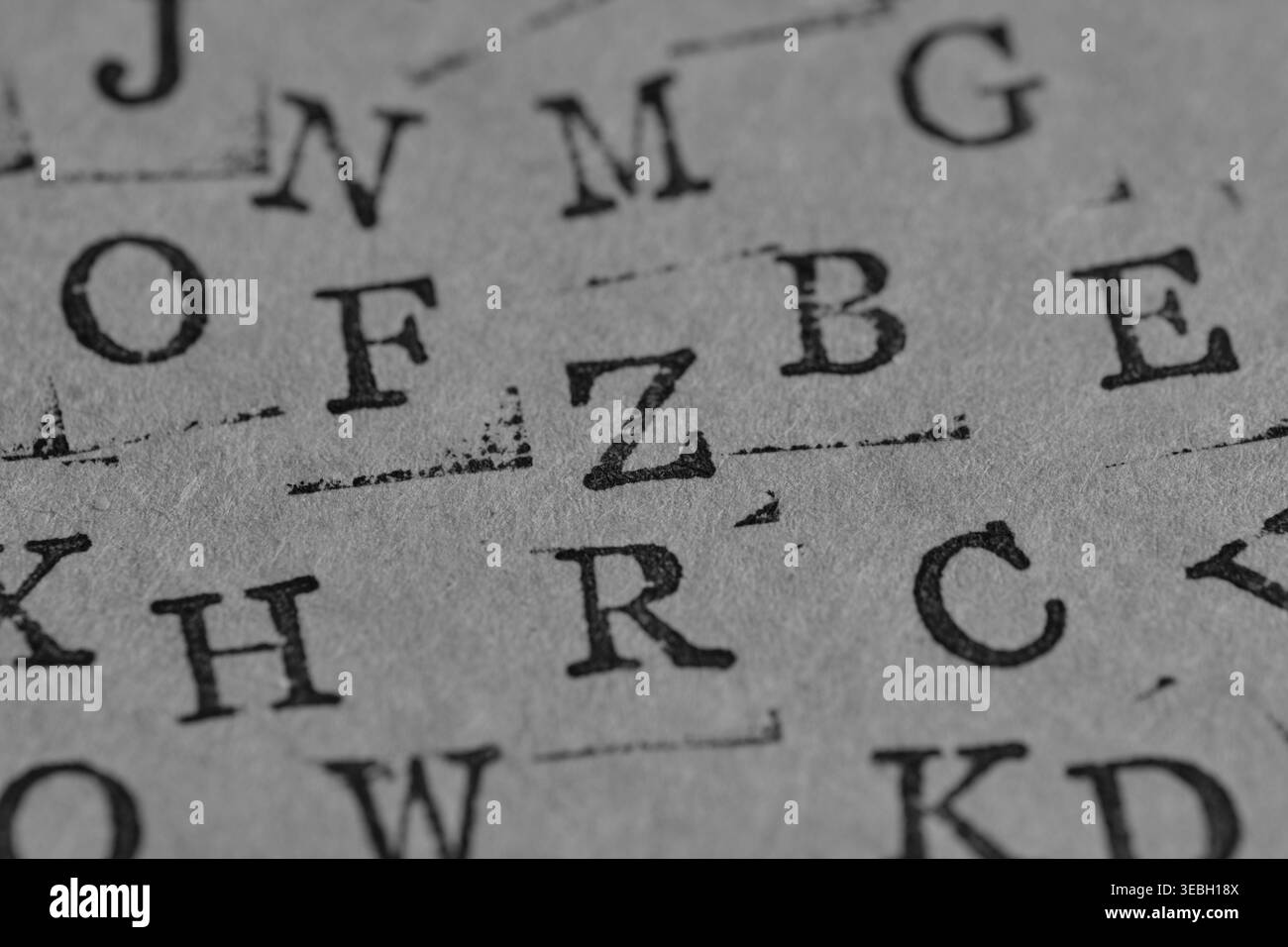 Inchiostro nero lettera Z su carta con trama e luce naturale fredda Foto Stock