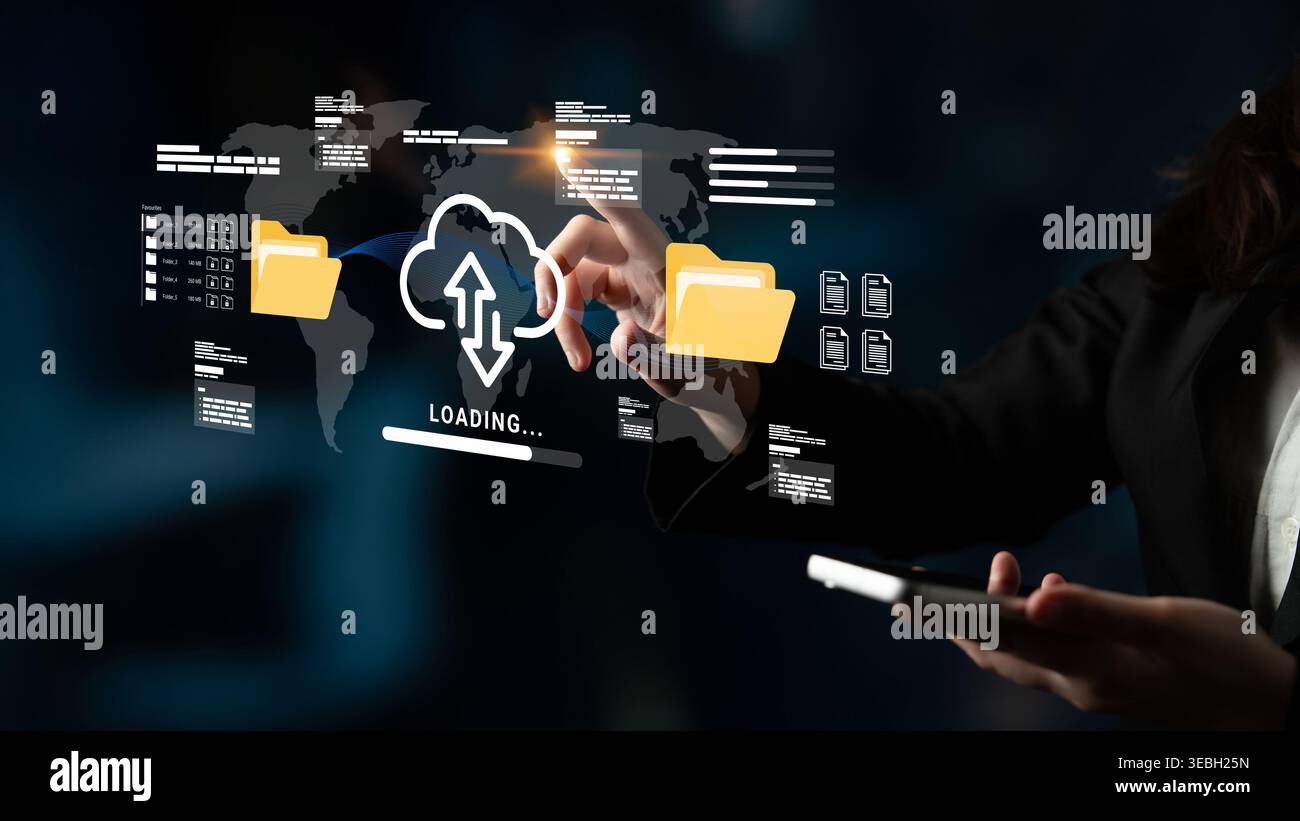 Un utente interagisce con un'interfaccia cloud digitale che mostra il caricamento dei dati e la connettività globale, sottolineando la tecnologia moderna e il coinvolgimento degli utenti in un Foto Stock