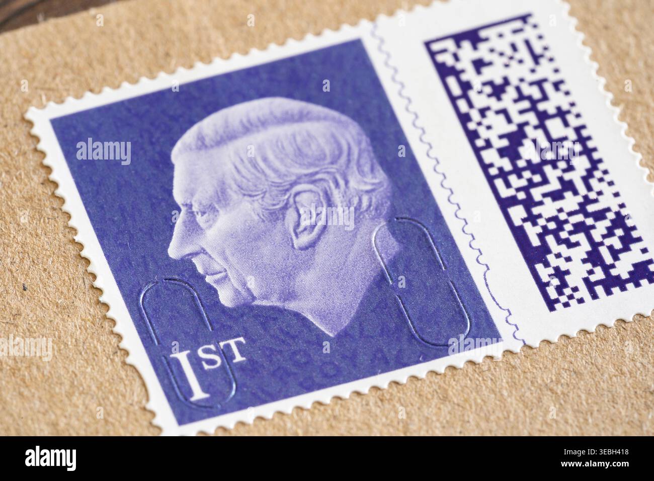 Re Carlo III di prima classe timbro su lettera. Royal mail ha introdotto francobolli con codice a barre per migliorare la sicurezza, prevenire la contraffazione e per le funzioni digitali Foto Stock