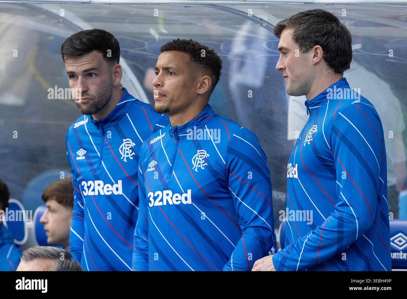 Glasgow, Scozia, Regno Unito. 26 aprile 2026. Glasgow, Regno Unito. I Rangers FC hanno giocato con il Motherwell FC all'Ibrox Stadium di Glasgow, Scozia, Regno Unito in una partita di football della William Hill Scottish Premiership. Il punteggio finale è stato Rangers 2 - 3 Motherwell. Immagine di Liam Kelly (a sinistra) James Tavernier (al centro) e John Souttar (a destra) sulla panchina prima dell'inizio della partita. Crediti: Findlay/ Alamy Live News Foto Stock