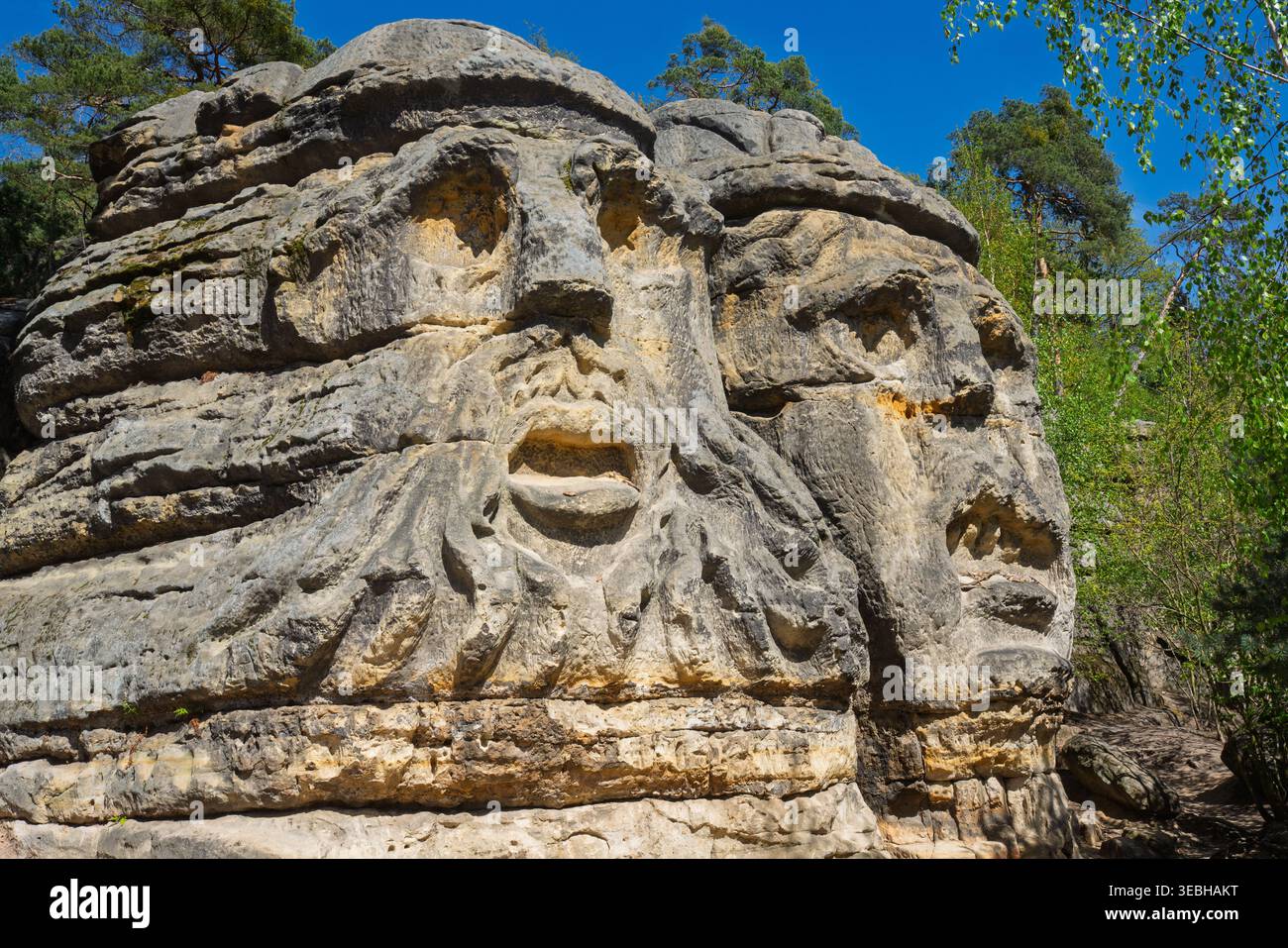 Čertovy hlavy (teste dei Diavoli), due giganteschi rilievi in arenaria di volti, vicino a Želízy, Cechia. Creato nel 1840 dallo scultore Václav Levý. Foto Stock
