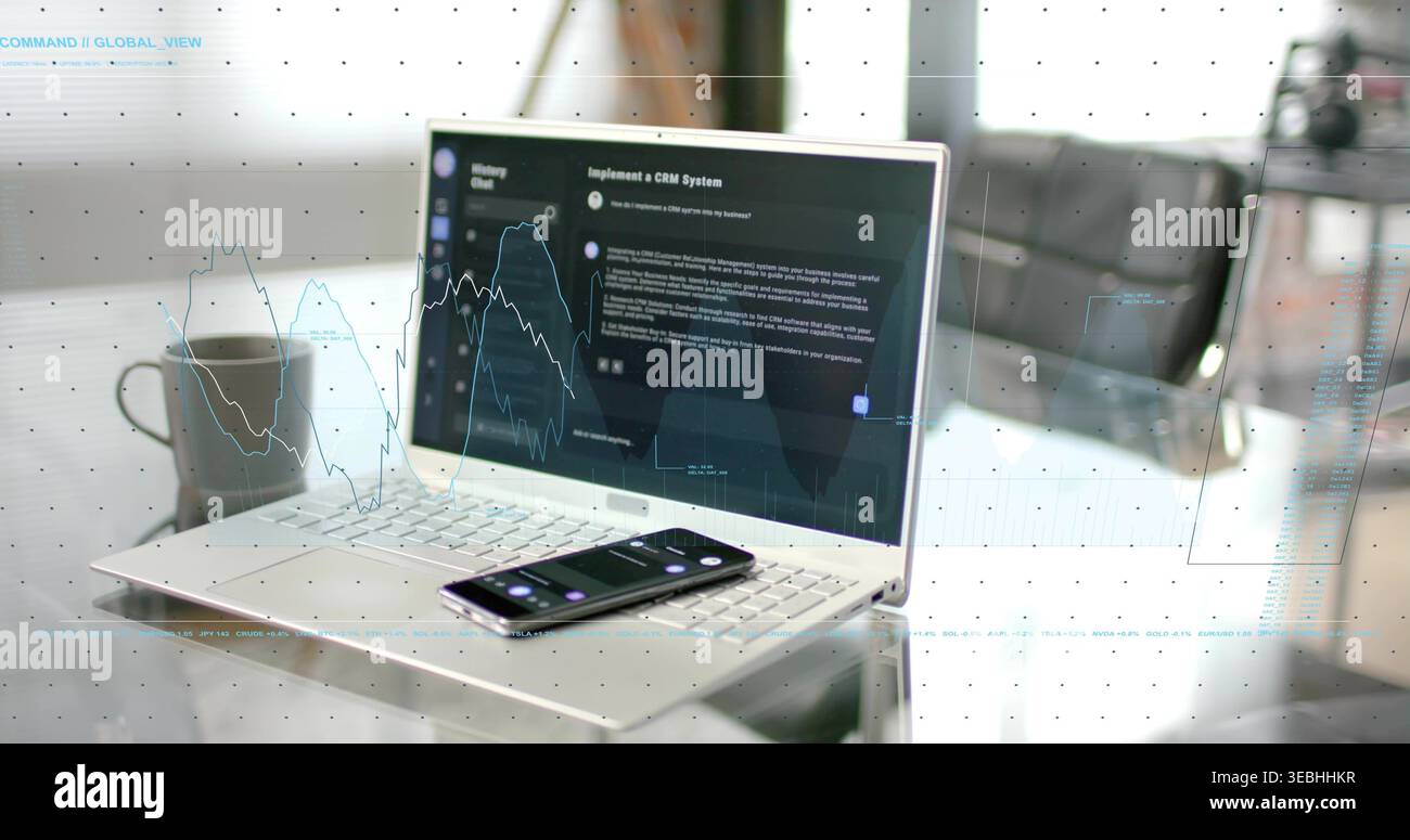 Visualizzazione di un laptop in argento aperto in un moderno ufficio domestico, con dashboard CRM con smartphone e tazza Foto Stock