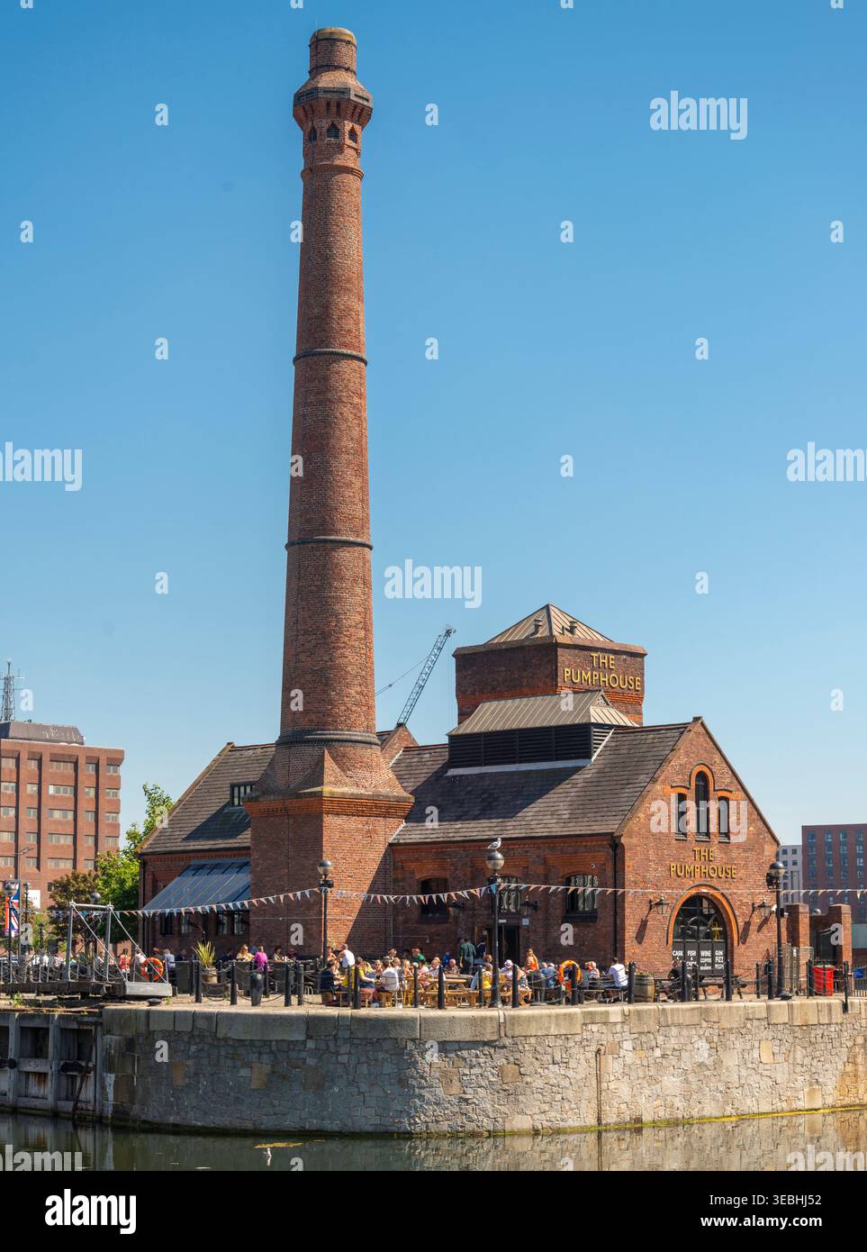 Merseyside, Inghilterra - 10 agosto 2022: L'iconico porto storico, un tempo un importante sistema di magazzini vittoriani, ora un complesso gastronomico e ricreativo e popolare Foto Stock