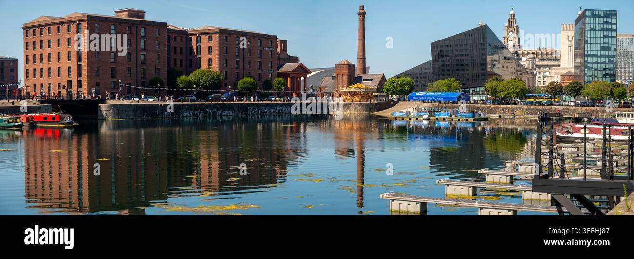Liverpool, Inghilterra - 10 agosto 2022: Le banchine iconiche e storiche, un tempo un importante sistema di magazzini vittoriani, ora un complesso gastronomico e ricreativo e popolare Foto Stock