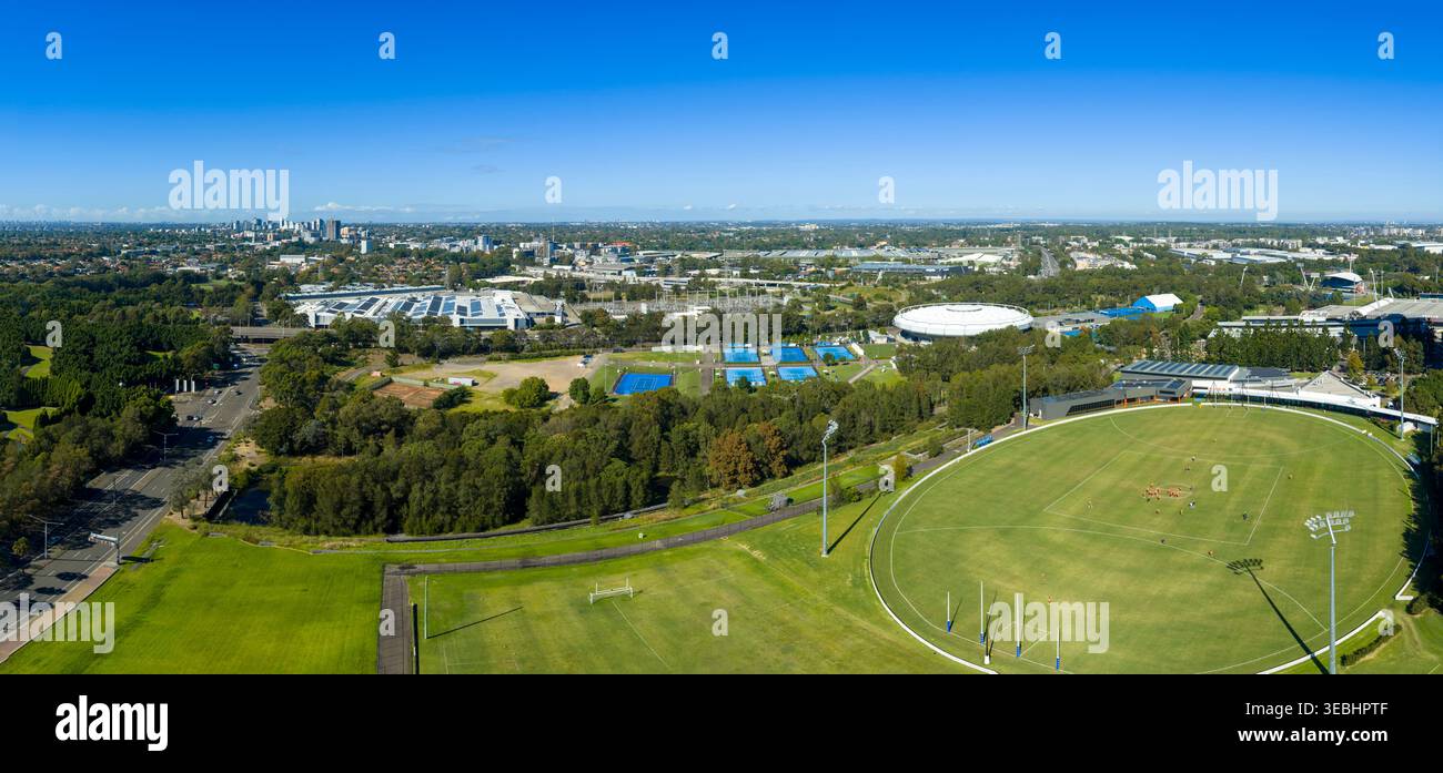 Fotografia aerea di Tom Willis Football Oval e degli edifici nel sobborgo della Greater Western Sydney del Sydney Olympic Park nel nuovo Galles del Sud, Australia Foto Stock
