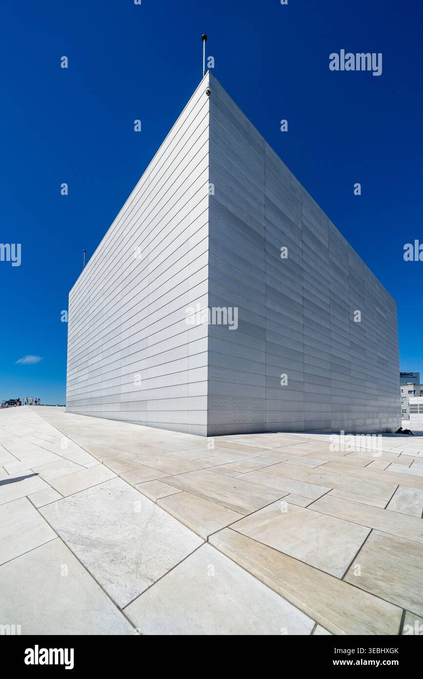 Oslo, Norvegia - 24 giugno 2024: Vista del Teatro dell'Opera di Oslo che mostra la sua moderna facciata in marmo bianco e gli angoli geometrici vivi sotto un cielo azzurro. Foto Stock