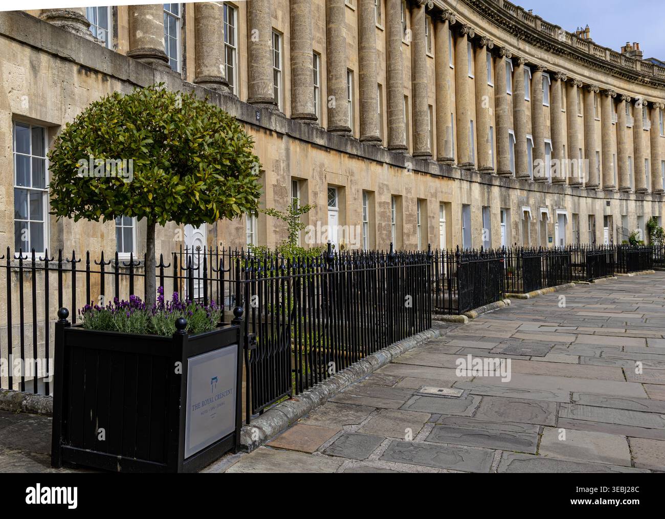 Il monumento simbolo della Royal Crescent a Bath, in Inghilterra, con architettura georgiana e facciata in pietra vista dalla strada acciottolata Foto Stock