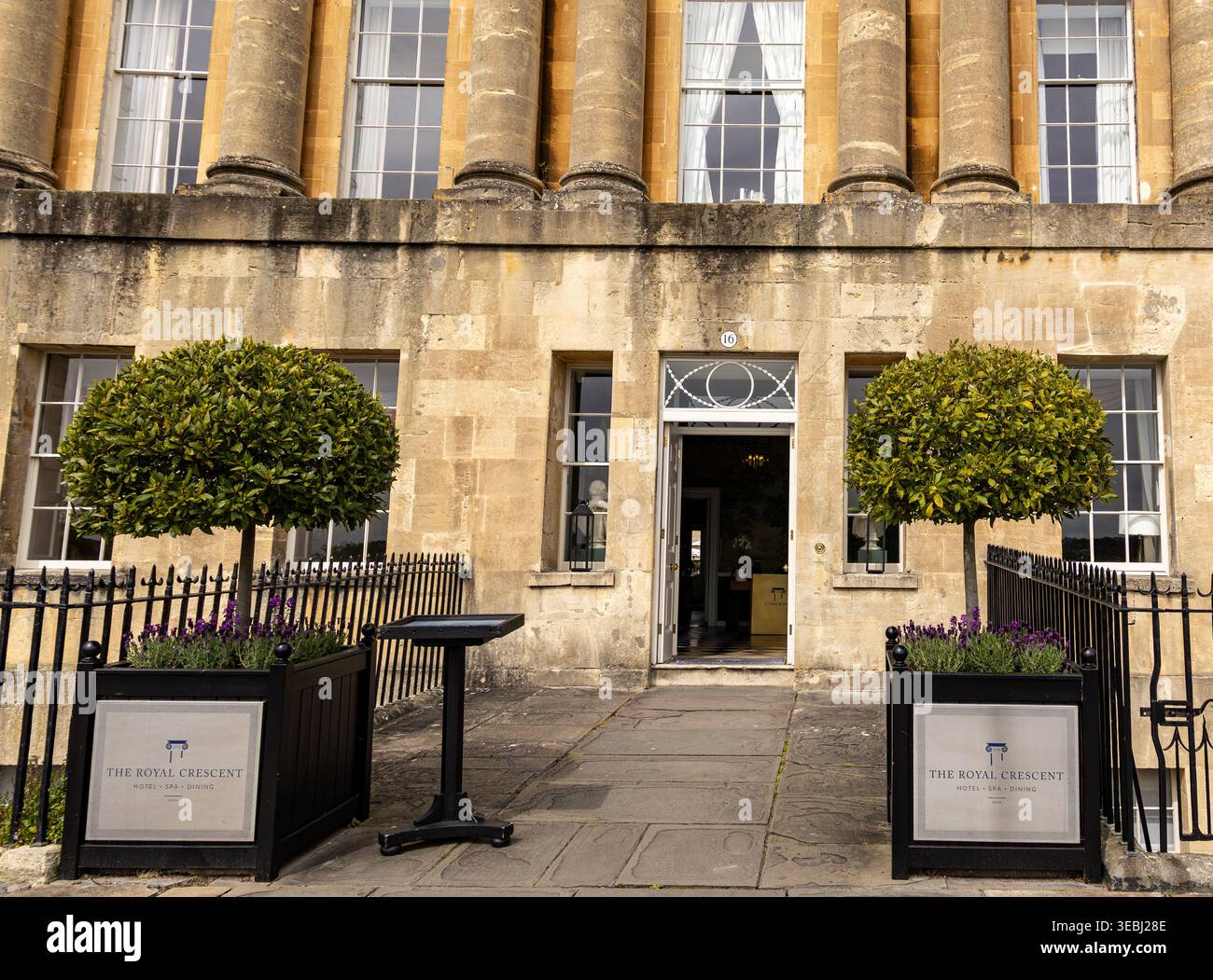 Ingresso del Royal Crescent Hotel con alberi curati in piantagioni e architettura georgiana classica a Bath in Inghilterra Foto Stock