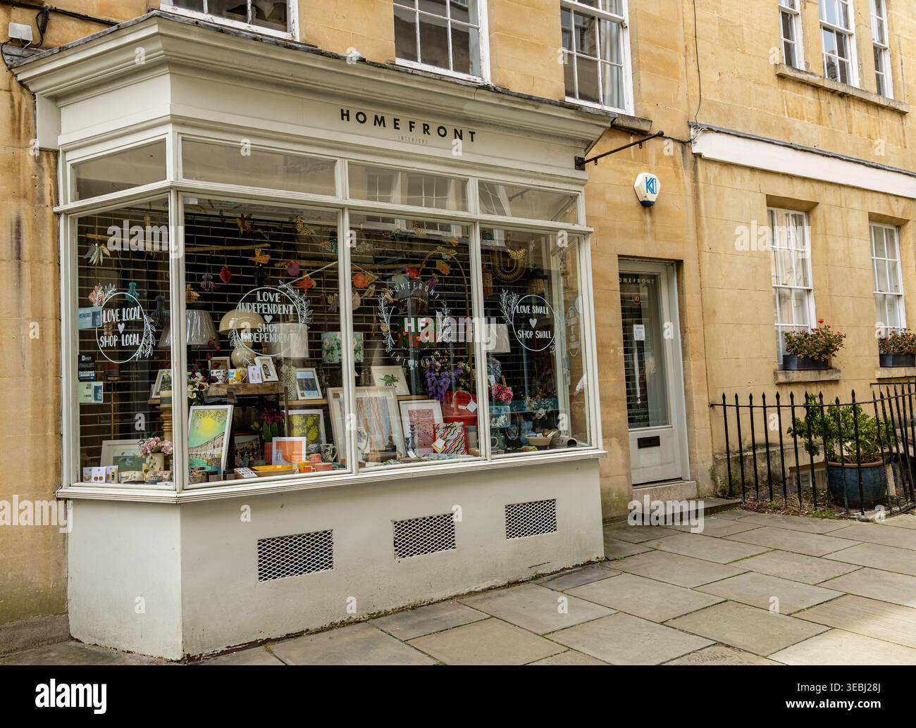 Gli affascinanti interni indipendenti sul fronte della casa mostrano vetrine frontali con architettura in pietra in uno storico edificio di St Margaret a Bath Foto Stock