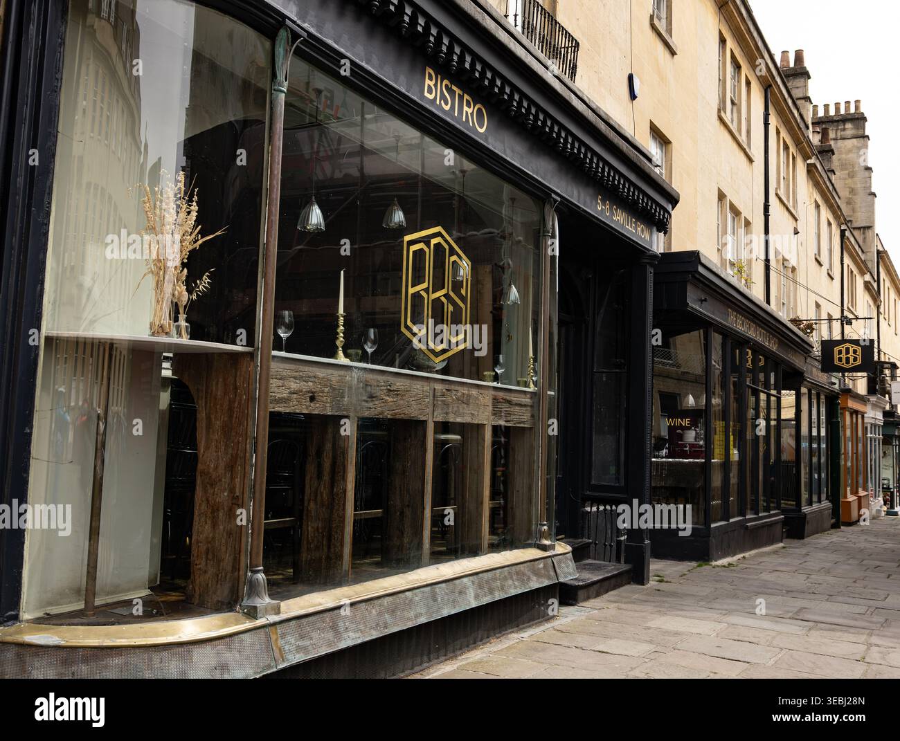 Un classico bistrot europeo esterno con grandi finestre in vetro e architettura in pietra sulla Saville Row Bath Foto Stock
