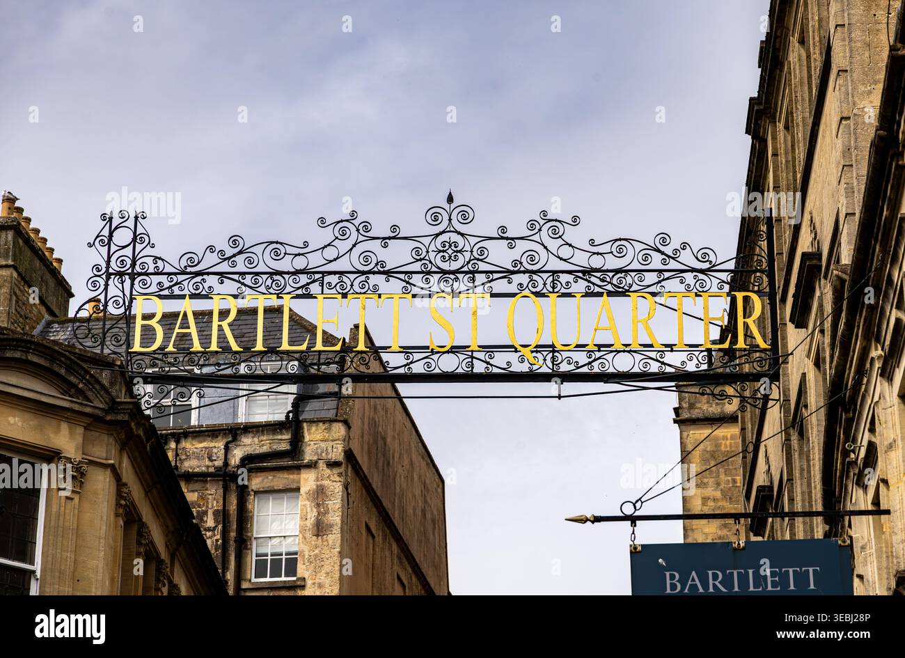 Un'insegna ornata in ferro battuto che segna l'ingresso al Bartlett St Quarter nella storica città di Bath in Inghilterra Foto Stock