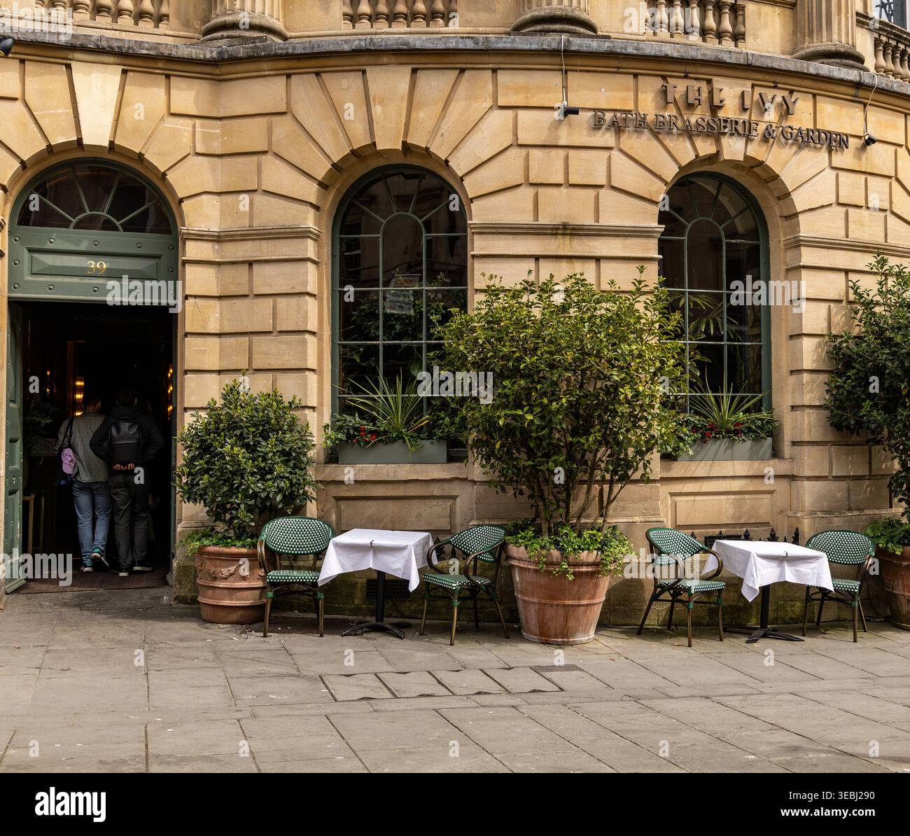La facciata del ristorante Ivy Bath Brasserie and Garden offre posti a sedere all'aperto in uno storico edificio in pietra in Milsom Street Bath Foto Stock