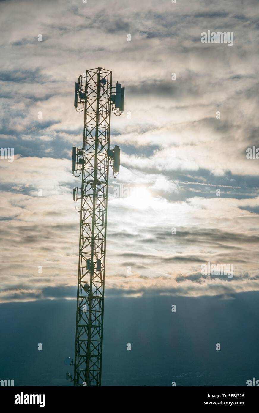 Torre di comunicazione che collega le reti globali durante l'ora d'oro Foto Stock