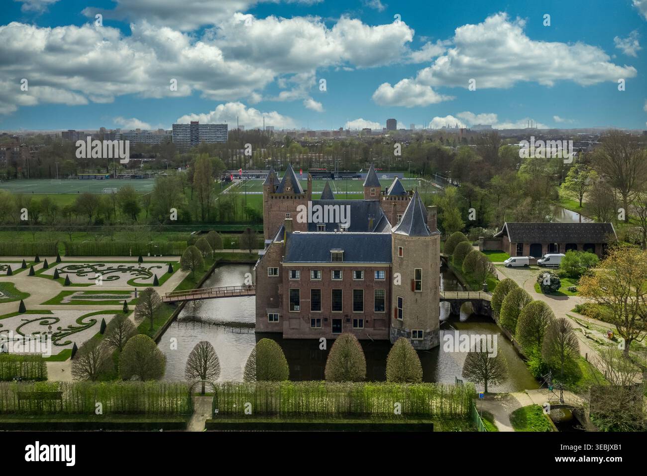 Castello di Assumburg facciata posteriore all'angolo Torri Moat Aerial Heemskerk Paesi Bassi, giardino del castello medievale olandese Foto Stock