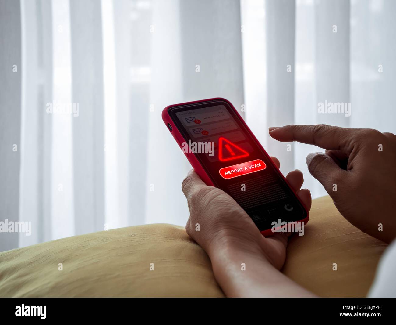 Primo piano sulla truffa di phishing degli utenti sullo smartphone. Consapevolezza della cybersicurezza, rilevamento delle frodi, sicurezza online, protezione dei dati e azione proattiva Foto Stock