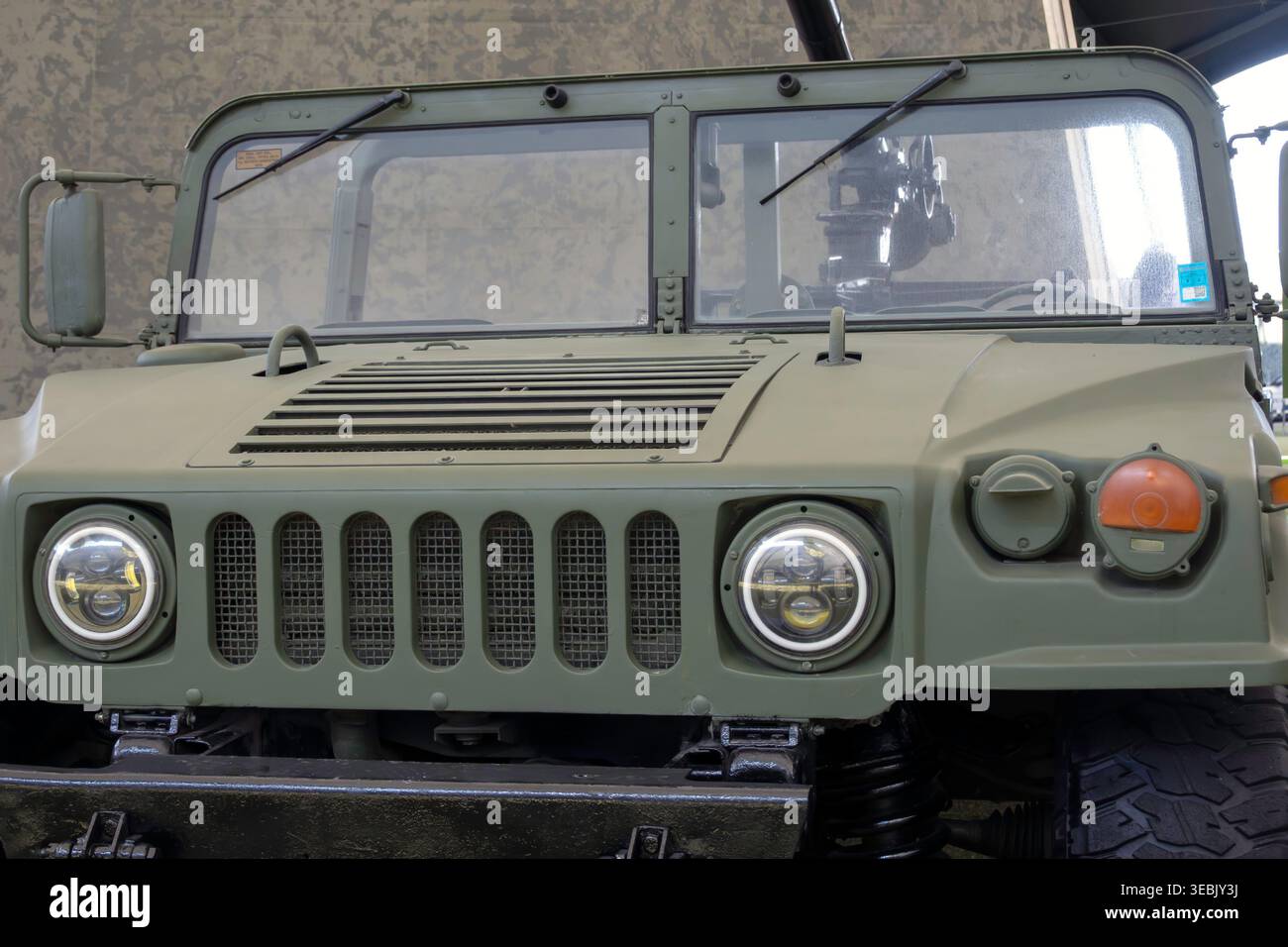 Griglia anteriore, fari e parabrezza del veicolo militare Foto Stock