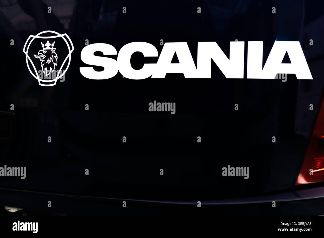 Nome e emblema SCANIA sull'autobus Foto Stock