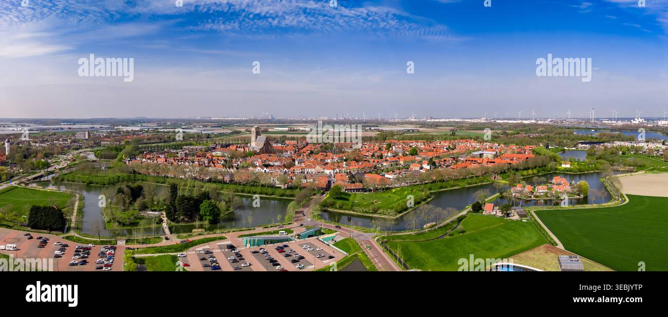 Brielle Panoramic Aerial Star Fortress Church Mulino a vento Rotterdam Horizon Paesi Bassi South Holland Spring Foto Stock