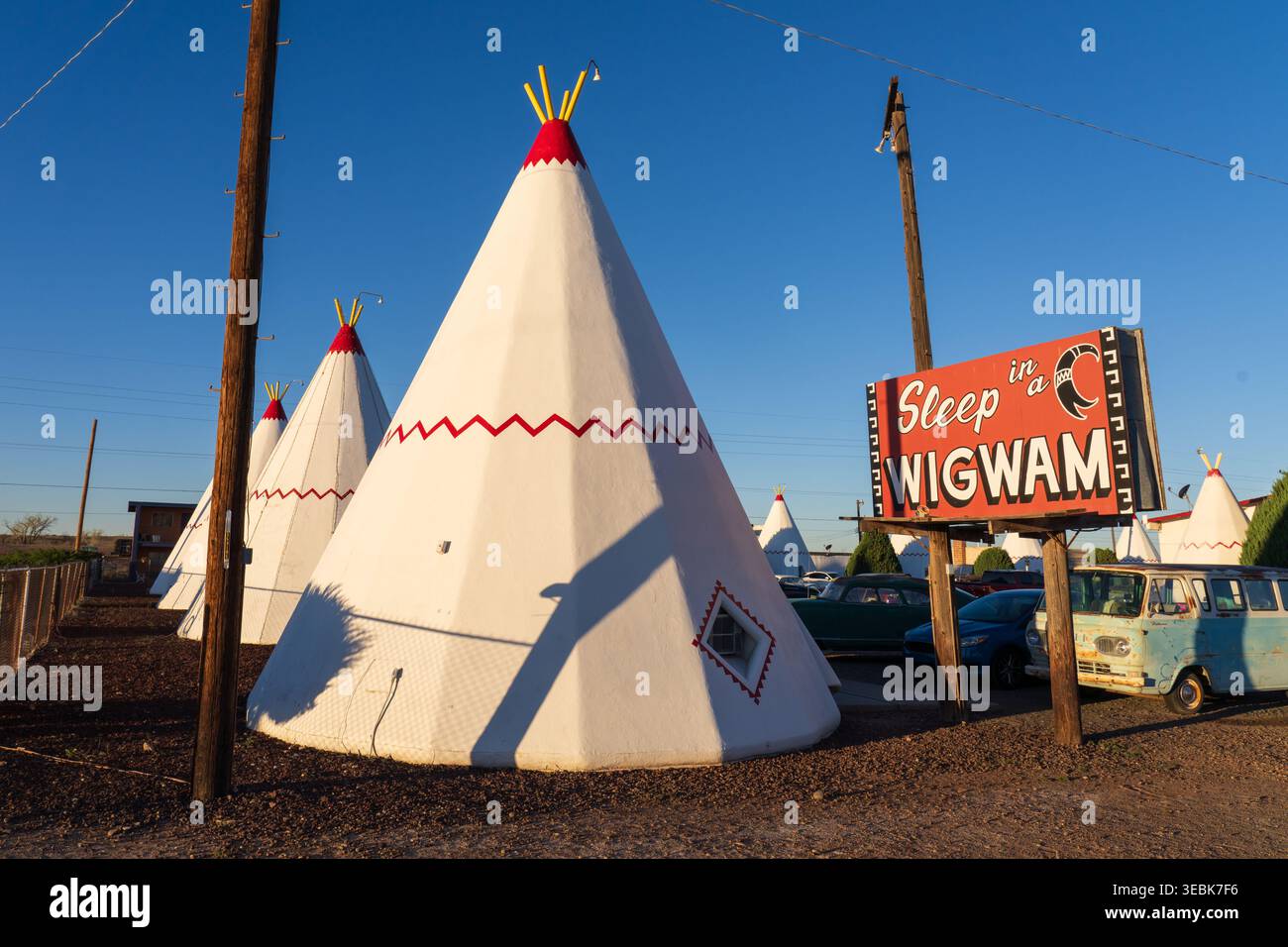 Capanne di cemento a forma di teepee e un'insegna al neon vintage al wigwam motel storico sulla route 66 a Holbrook, Arizona, USA. Foto Stock