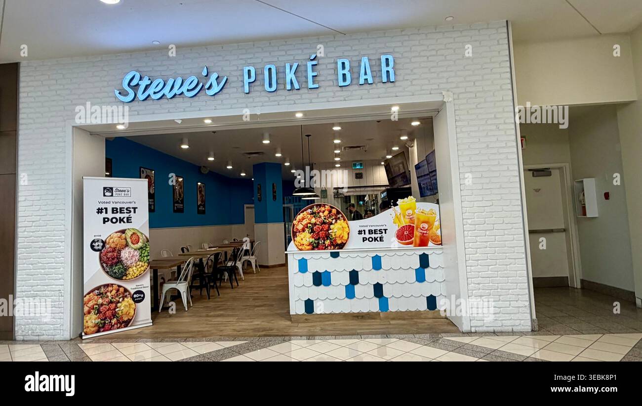 Burnaby, BC, CANADA - 27 APRILE 2026: Vista frontale del Steve's Poké Bar Restaurant Storefront in un moderno centro commerciale Foto Stock