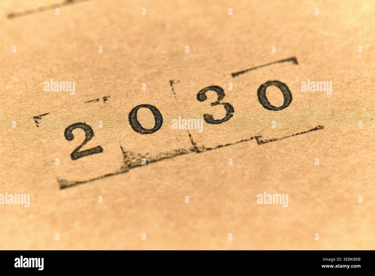 Vista prospettica dinamica anno 2030 stampata su carta vintage, focalizzata sulle pietre miliari future Foto Stock
