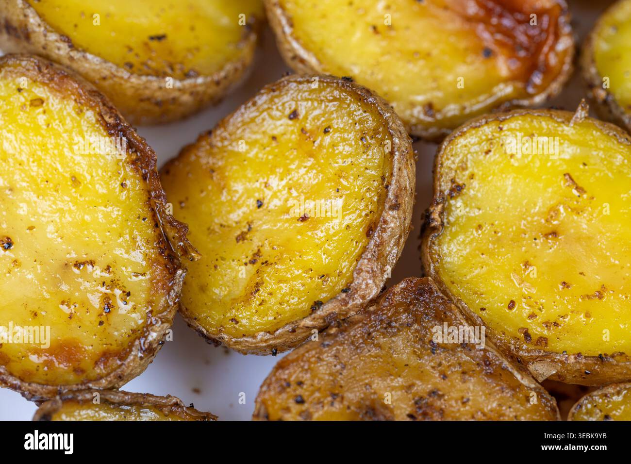 Immagine di primo piano delle patate. Fotografia di patate arrostite ad alta risoluzione. Immagine fotografica che mostra le texture dettagliate di patate perfettamente tostate e condite Foto Stock