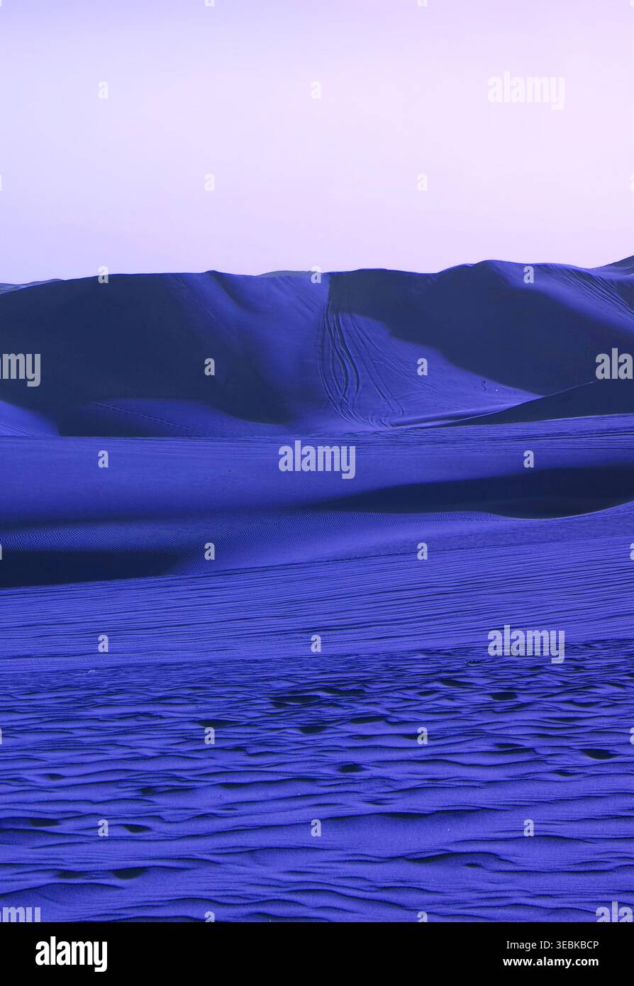 Pop art, deserto di colore blu reale in stile surreale con fantastiche dune di sabbia Foto Stock