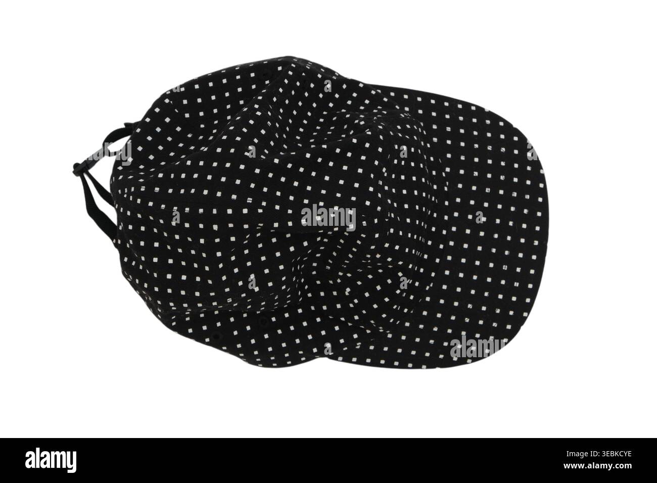 Cappellino da baseball nero con motivo a punti bianco. Accessorio elegante per abbigliamento casual isolato su sfondo bianco. Copricapo per protezione solare e moda Foto Stock