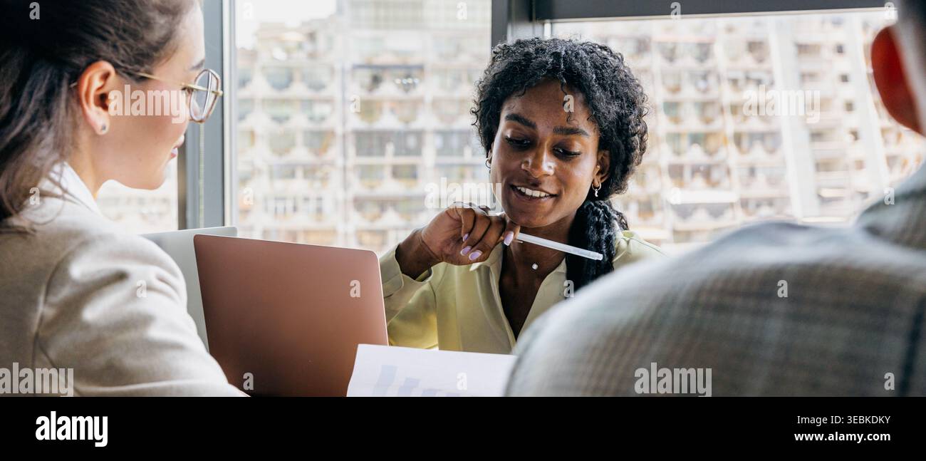 Donna determinata coinvolta in una sessione di negoziazione professionale del contratto Foto Stock