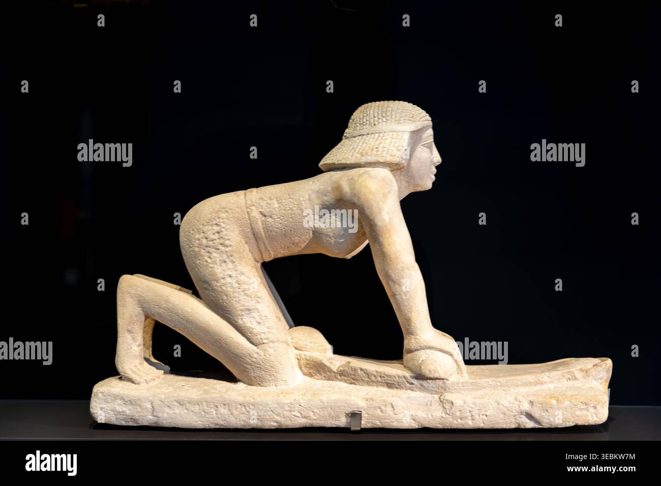 Donna macinatura grani (IV-V dinastia), Grand Egyptian Museum, Cairo Foto Stock