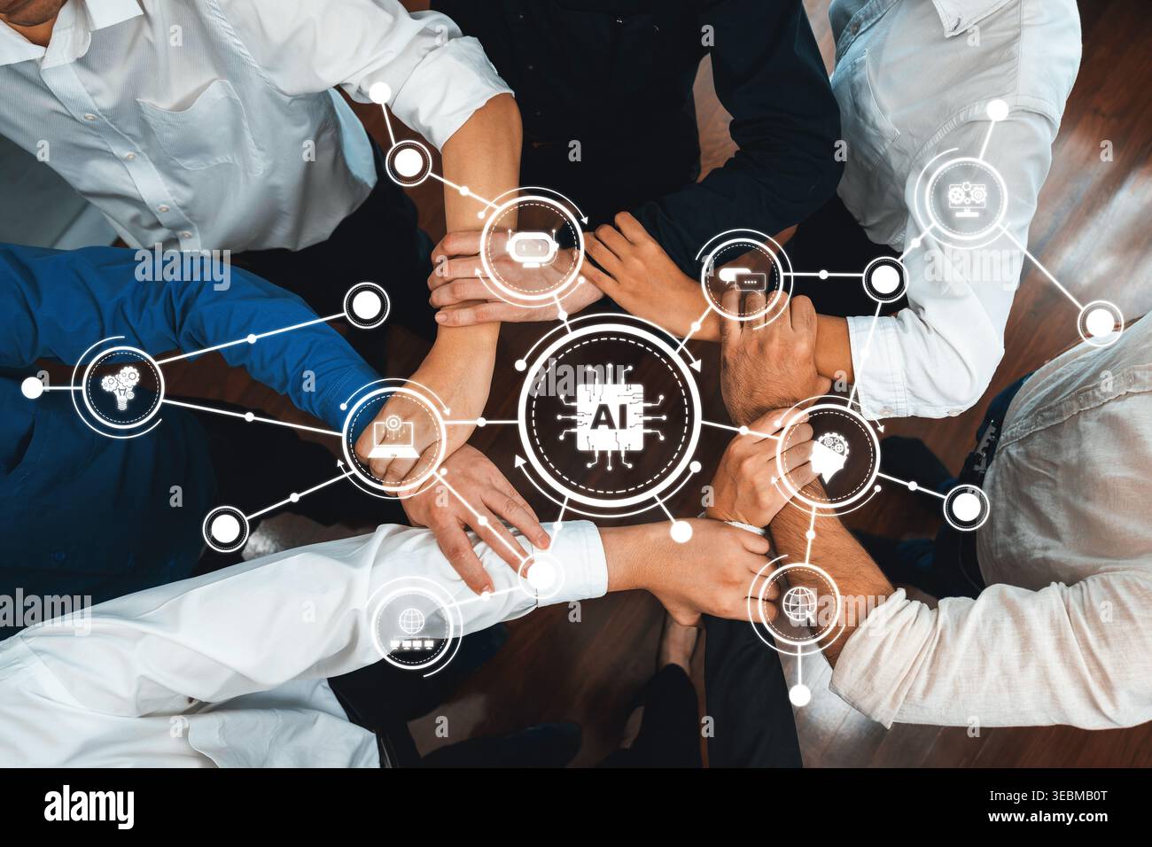 Team diversificati che lavorano insieme con le mani unite sulle icone della tecnologia, simboleggiando la collaborazione, l'innovazione e il potere trasformativo dell'intelligenza artificiale Foto Stock