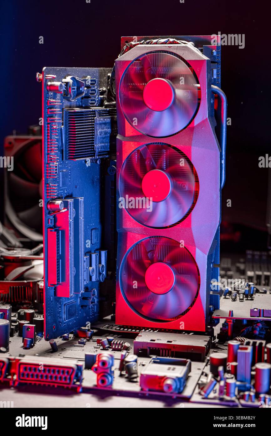 Primo piano delle schede madri con processore e scheda grafica. Componenti hardware dettagliati e configurazione high-tech. Foto Stock