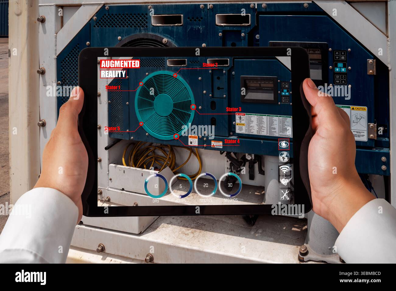 I tecnici utilizzano software di realtà aumentata nella linea di produzione di fabbrica intelligente con applicazione automatizzata . Macchinari futuristici nel funzionamento in concetto di Foto Stock