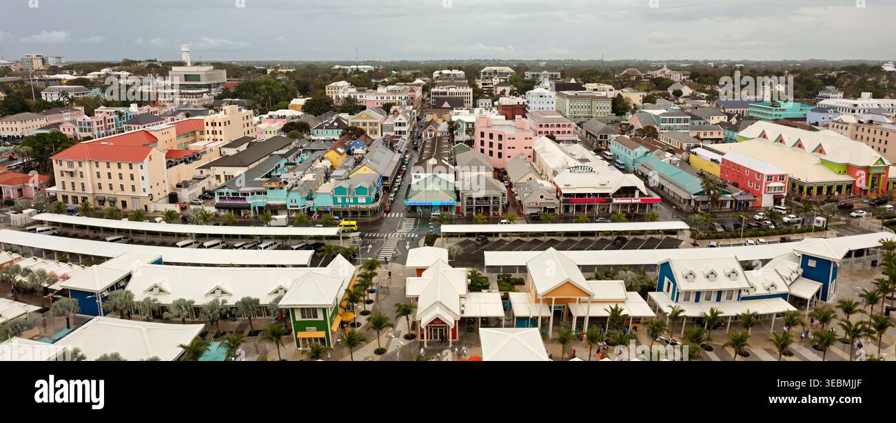 Nassau, le Bahamas - 18 marzo 2026: Vista di un'area vivace del centro che presenta un mix di edifici color pastello sotto un cielo coperto, con più moderato Foto Stock