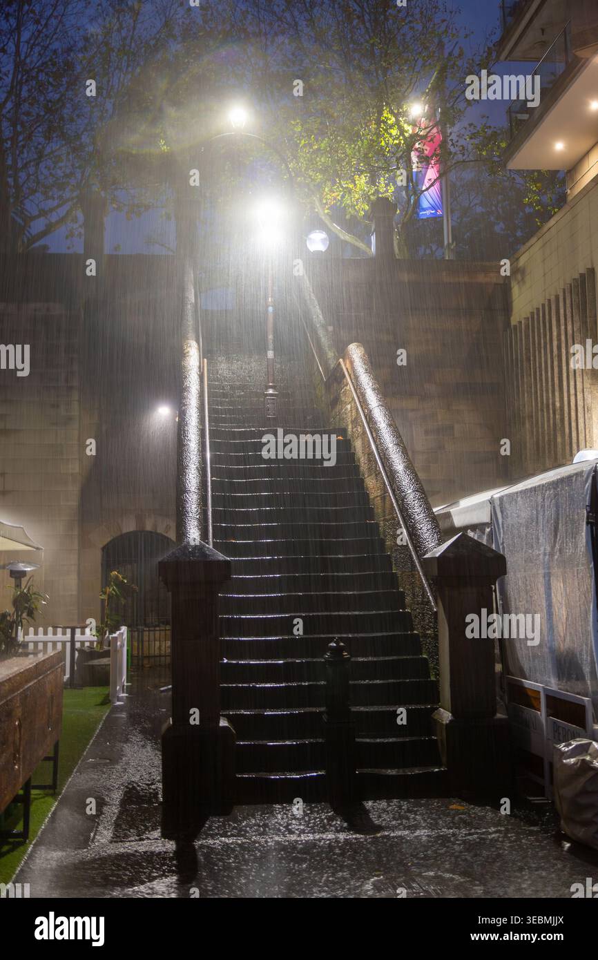 Le scale Moore (originariamente scale di Moore), note anche come Moore Steps, sono una rampa di scale ad accesso pubblico di Sydney, patrimonio del New South Wales. Foto Stock