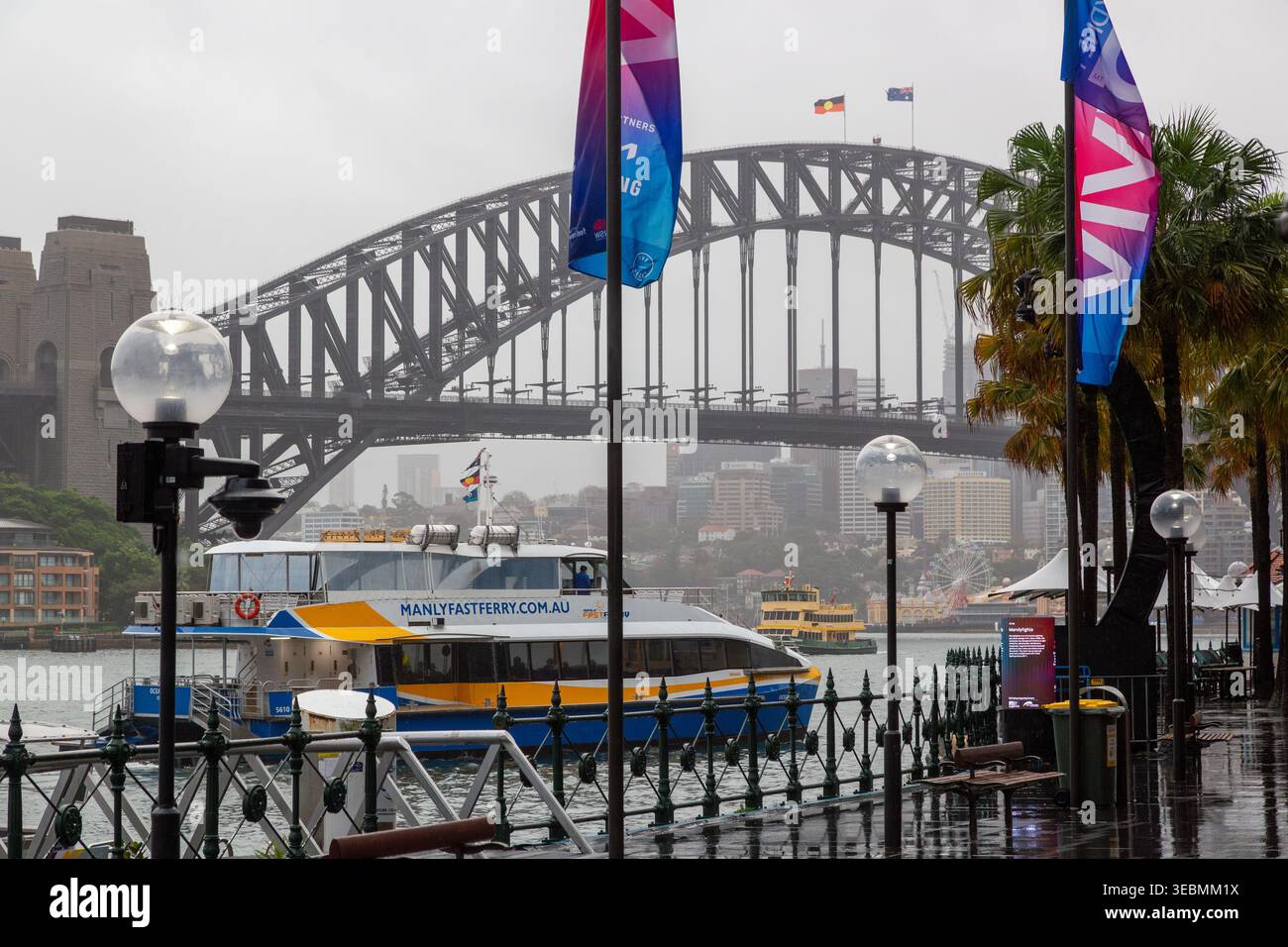 Sydney Harbour Bridge e un traghetto veloce Manly New South Wales, Australia Foto Stock