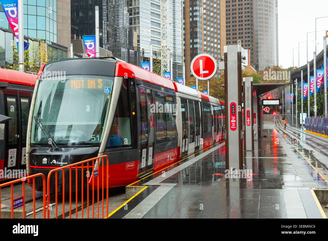 Un moderno tram Alstom Citadis X05 che opera sulla rete della metropolitana leggera di Sydney in Australia Foto Stock