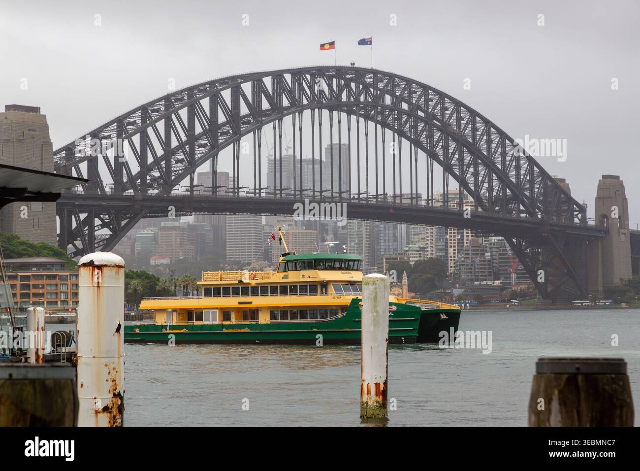 Sydney Ferry di fronte al Sydney Harbour Bridge, New South Wales, Australia Foto Stock